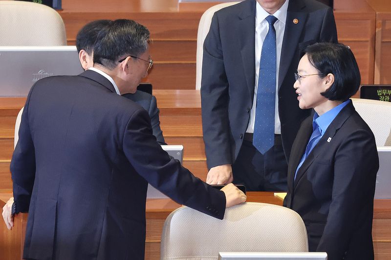 한성숙 국무총리가 11일 서울 여의도 국회에서 열린 제439회국회(정기회) 제7차 본회의 대정부 질문에서 정성호 더불어민주당 의원과 인사하고 있다. 2026.9.11 ⓒ 뉴스1 신웅수 기자