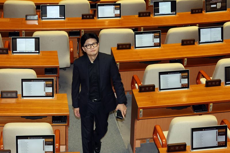 한동훈 무소속 의원이 11일 오후 서울 여의도 국회에서 열린 제439회국회(정기회) 제7차 본회의에서 회의장 밖으로 이동하고 있다. 2026.9.11 ⓒ 뉴스1 황기선 기자