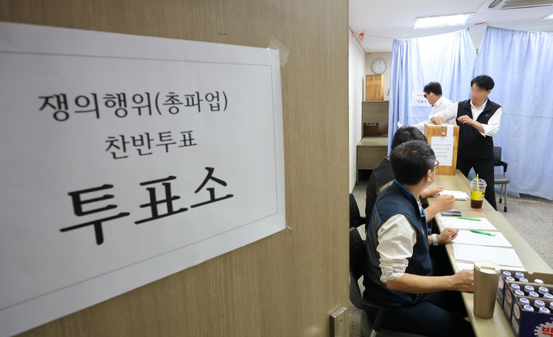 [서울=뉴시스] 황준선 기자 = 11일 오전 서울 은평구 진관공영차고지에서 서울 시내버스 노동조합원들이 총파업 쟁의 행위에 대한 찬반 투표를 하고 있다. 노조는 이날 쟁의 행위 조합원 찬반투표를 진행한 뒤 오는 15일 사측과 2차 조정회의를 한다. 조정 결렬 시 16일 첫차부터 파업에 돌입할 예정이다. 2026.09.11. hwang@newsis.com