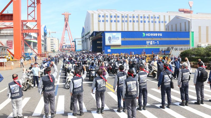 HD현대중공업 노동조합이 11일 올해 임단협 난항으로 4시간 부분 파업을 벌였다. 파업에 참여한 조합원들이 구호를 외치는 모습. 연합뉴스