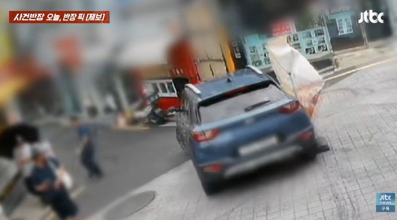 [서울=뉴시스]오토바이와 자전거를 잇달아 들이받은 차량이 입간판까지 끌고 달아나는 모습이 포착됐다. (사진=JTBC '사건반장' 캡처) 2026.09.11