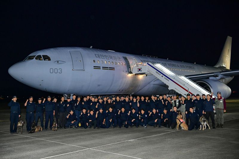 대한민국 해외긴급구호대(KDRT) 1진이 네팔 대홍수 피해 대응을 마친 뒤 군 수송기 KC-330편으로 12일 새벽 성남 서울공항을 통해 귀국한 뒤 기념촬영하고 있다. 사진=외교부 제공.