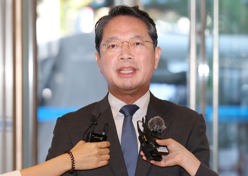 김승원 법무부 장관 후보가 지난 11일 오전 서울 종로구 적선현대빌딩에 마련된 인사청문회 준비 사무실로 출근하며 취재진 질의에 답변하고 있다. 2026.9.11 ⓒ 뉴스1 김민지 기자