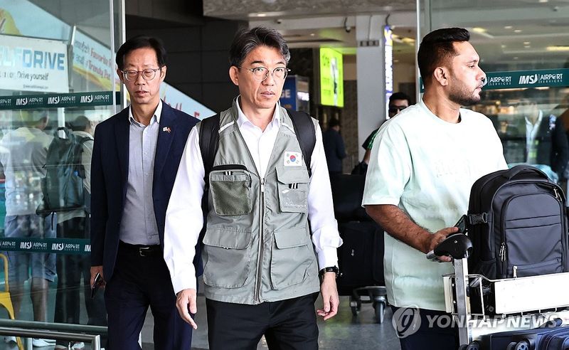 네팔 입국하는 윤주석 KDRT 2진 구호대장 (출처=연합뉴스)
