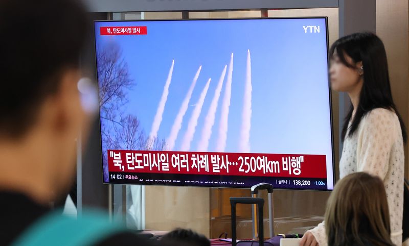 지난 12일 서울역 대합실 TV에 북한의 탄도미사일 발사 관련 보도가 방영되고 있다. 합참에 따르면 우리 군은 이날 오전 5시20분께부터 북한 원산 일대에서 동해상으로 수차례 단거리 탄도미사일을 발사 했으며 "포착된 북한 미사일은 약 250㎞를 비행했다"며 "정확한 제원에 대해서는 한미가 정밀분석 중에 있다"고 밝혔다. 뉴시스