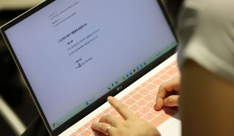 [서울=뉴시스] 홍효식 기자 = 27일 서울 성북구 고려대학교 SK미래관에서 열린 2026 인크루트 채용설명회에서 한 학생이 2026 채용동향 발표를 경청하며 노트북으로 메모하고 있다. 2026.08.27. yesphoto@newsis.com