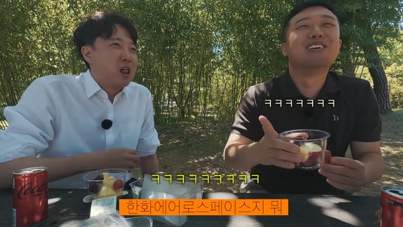 [서울=뉴시스] 이준석 의원이 자신의 유튜브 채널에서 대학 시절부터 친분을 이어온 김동관 한화그룹 부회장의 능력에 신뢰를 보이며 한화에어로스페이스를 언급했다. (사진=이준석 유튜브 캡처) *재판매 및 DB 금지