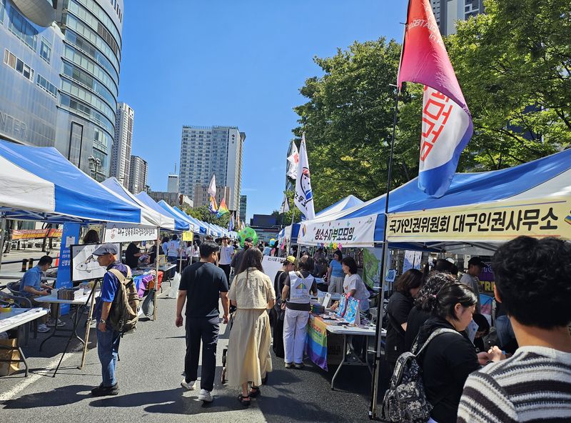2일 오후 대구 도심에서 예고된 대구퀴어문화축제를 앞두고 중구 2·28기념중앙공원 앞 도로에 설치된 축제 홍보 부스 통로를 시민들이 오가고 있다. 2026.9.12 ⓒ 뉴스1 남승렬 기자