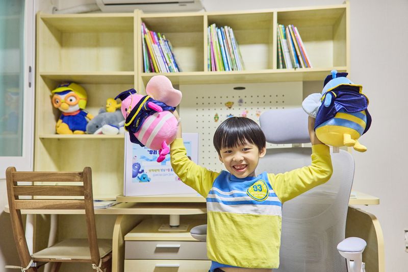 지난해 11월 전북 전주에서 우리다문화장학재단의 학습용 가구를 지원받은 아동이 새롭게 조성된 학습공간에서 환하게 웃고 있다. 우리금융그룹 제공
