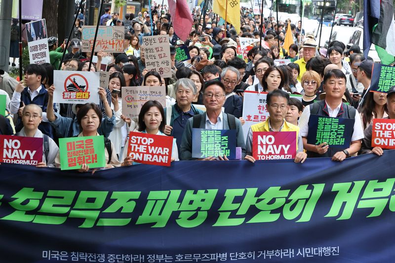 [서울=뉴시스] 황준선 기자 = 12일 서울 종로구 세종대로 사거리 인근에서 열린 '미국은 침략전쟁 중단하라! 정부는 호르무즈 파병 단호히 거부하라! 시민 대행진'에서 참석자들이 청와대를 향해 행진하고 있다. 2026.09.12. hwang@newsis.com
