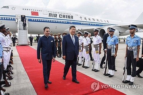 인도 도착한 시진핑 중국 국가주석(오른쪽) (출처=연합뉴스)