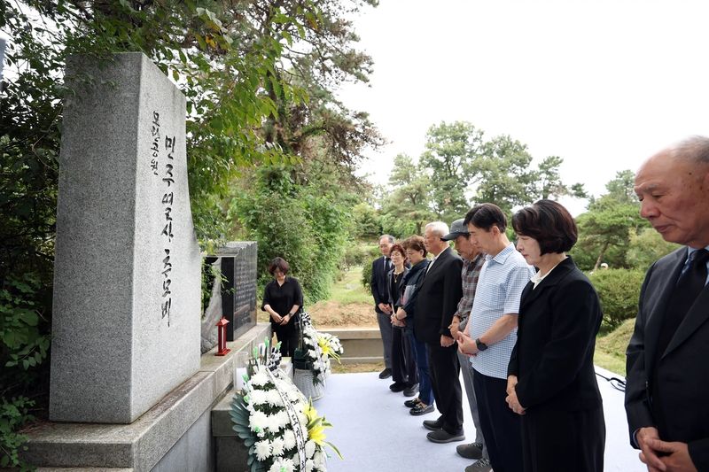 추모제 참석한 추미애 경기도지사 (출처=연합뉴스)