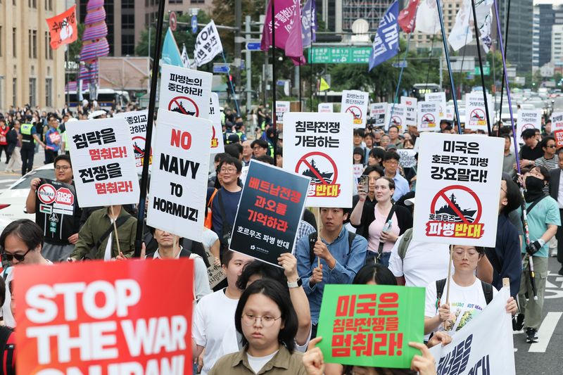 지난 12일 서울 종로구 세종대로 사거리 인근에서 열린 '미국은 침략전쟁 중단하라! 정부는 호르무즈 파병 단호히 거부하라! 시민 대행진'에서 참석자들이 청와대를 향해 행진하고 있다. 뉴시스