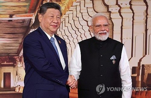 시진핑 중국 국가주석(왼쪽)과 모디 인도 총리가 브릭스(BRICS) 회원국 정상회담이 열린 12일(현지시간) 인도 뉴델리에서 정상회담에 앞서 악수를 나누고 있다. 이날 정상들은 중동 지역에서 분쟁을 자제하라고 촉구하는 내용을 담은 공동 성명을 만장일치로 채택했다. 연합뉴스
