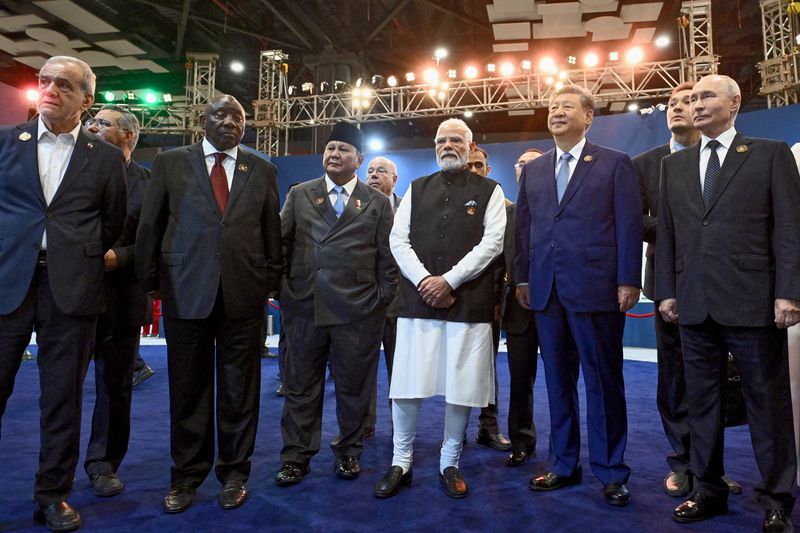 12일(현지시간) 인도 뉴델리에서 열린 브릭스(BRICS) 20주년 기념 '혁신 인도' 전시회에서 주요 정상들이 기념촬영을 하고 있다. 왼쪽부터 마수드 페제시키안 이란 대통령, 시릴 라마포사 남아프리카공화국 대통령, 프라보워 수비안토 인도네시아 대통령, 나렌드라 모디 인도 총리, 시진핑 중국 국가주석, 블라디미르 푸틴 러시아 대통령. /사진=연합뉴스
