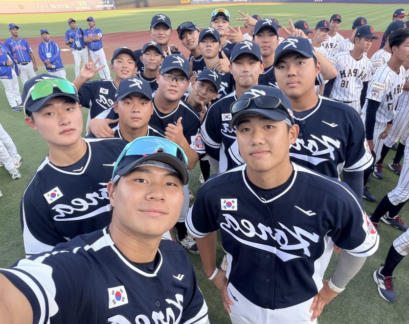 야구 U-18 국가대표팀 선수단이 7일 대만 타이베이 티엔무 구장에서 열린 제14회 아시아청소년선수권대회 개막식을 앞두고 기념사진을 촬영하고 있다. /사진=대한야구소프트볼협회