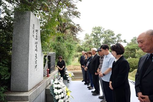 추모제 참석한 추미애 경기도지사 (출처=연합뉴스)
