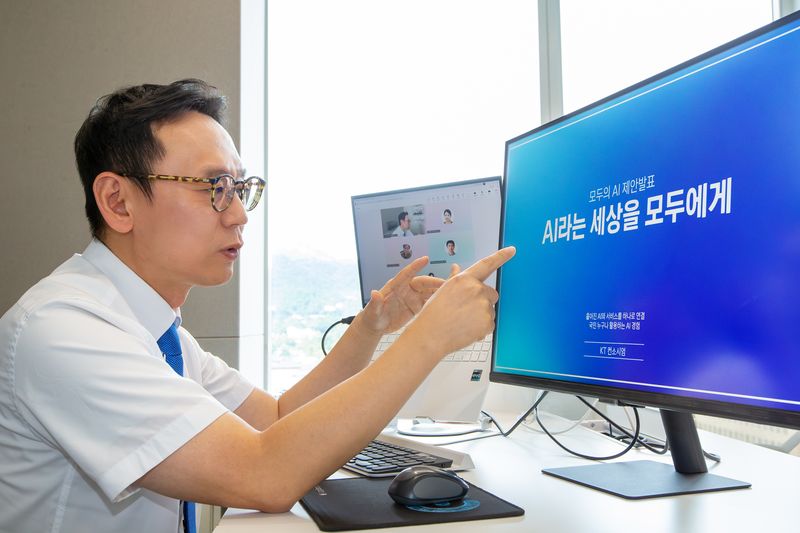 이진형 KT AX사업본부장이 지난 11일 과학기술정보통신부 '모두의 AI' 온라인 설명회를 열고 KT의 '이음 인사이드' 전략을 소개하고 있다. KT 제공