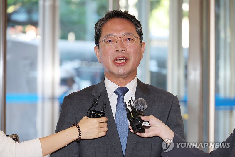 취재진 질문 답하는 김승원 법무장관 후보자 (출처=연합뉴스)