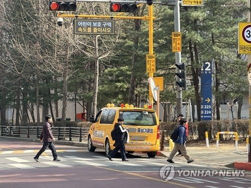 아이들 데리러 온 학원버스 (출처=연합뉴스)