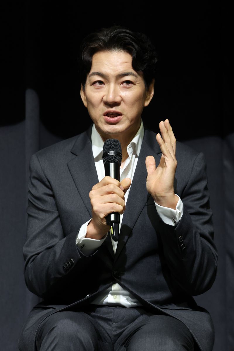[서울=뉴시스] 박진희 기자 = 연극 '욕망이라는 이름의 전차' 배우 송일국이 20일 서울 강남구 더 샵 갤러리에서 제작발표회를 하고 있다. 2026.08.20. pak7130@newsis.com