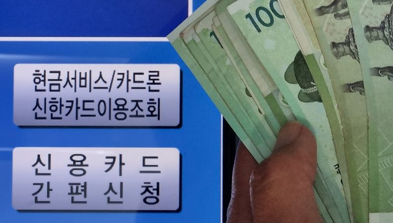 [서울=뉴시스] 김금보 기자 = 카드론 잔액이 한 달 새 5500억 가까이 늘어나면서 가계부채 비중에 영향을 미치고 있다. 22일 여신금융협회에 따르면 8개 전업카드사(신한·삼성·KB국민·현대·롯데·우리·하나·BC카드)의 지난달 말 기준 카드론 잔액은 35조3952억원을 기록, 6월(34조8468억원) 대비 5483억원 증가했다. 사진은 이날 서울 시내 한 ATM 기계에 표시된 카드론 문구. 2023.08.22. kgb@newsis.com