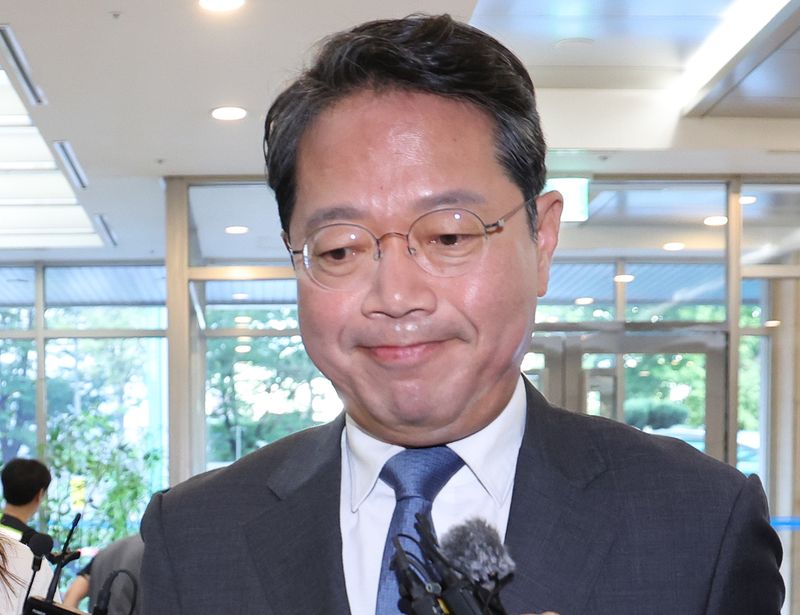 김승원 법무부 장관 후보자가 지난 11일 오전 서울 종로구에 마련된 인사청문회 준비사무실로 출근하며 기자들의 질문을 듣고 있다. 뉴시스