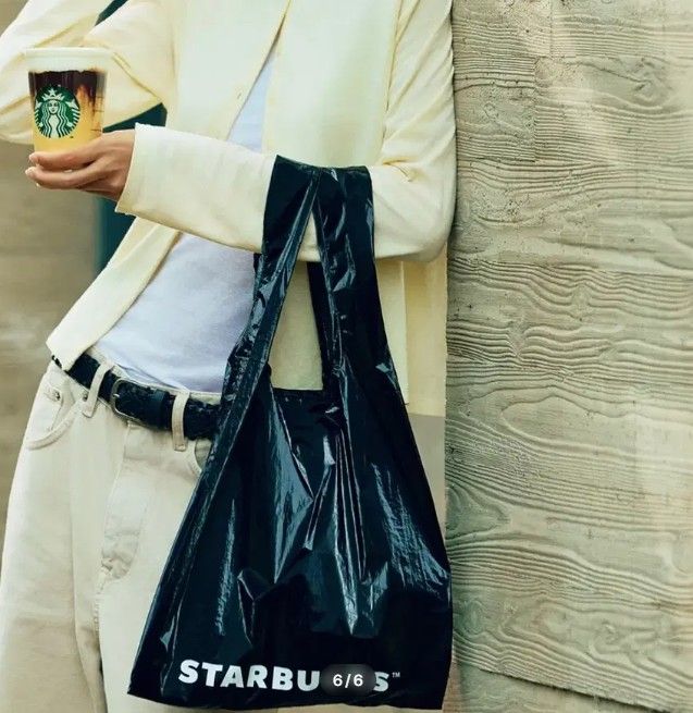 [서울=뉴시스]스타벅스에서 판매하는 키링이 온라인을 뜨겁게 달구고 있다. 얼핏 보면 비닐봉투 같지만 펼치면 장바구니로 변신하는 '폴더블 백 키링'이다.(사진=스타벅스 홈페이지 캡처)2026.09.13.