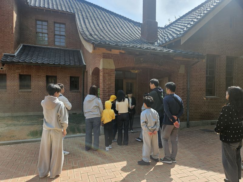 올 상반기 진행된 ‘피란학교 천막교실’ 프로그램 모습. 참여자들이 임시수도기념관 투어를 하고 있다. 부산시 제공
