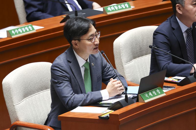 임광현 국세청장이 25일 서울 여의도 국회에서 열린 예산결산특별위원회 전체회의에서 질의에 답하고 있다. 뉴시스