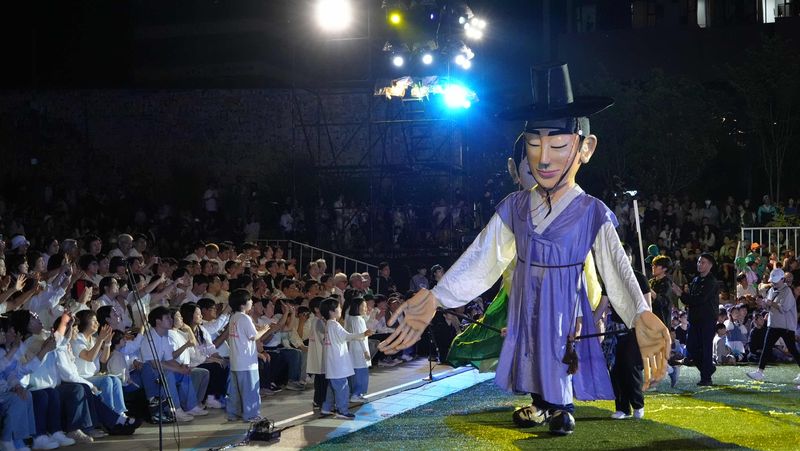제38회 춘천인형극제가 지난 12일 공식 개막한 가운데 춘천시청 광장에서 대형 인형을 앞세워 퍼레이드가 펼쳐졌다. 춘천시 제공