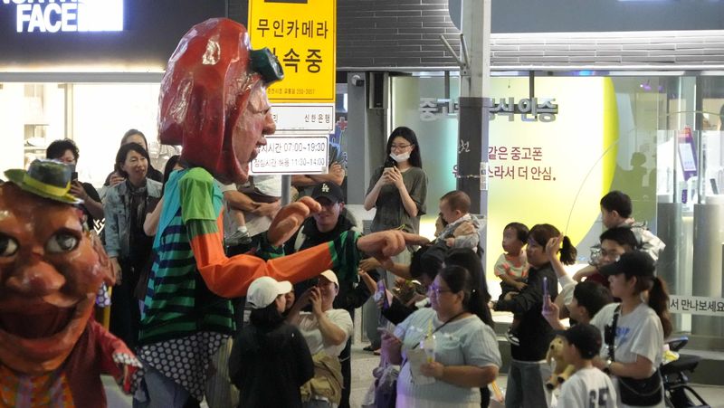 제33회 춘천인형극제 거리 퍼레이드가 지난 12일 춘천 도심에서 펼쳐졌다. 춘천시 제공
