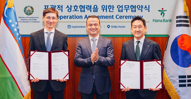 하나은행은 지난 11일 우즈베키스탄 투자산업통상부와 투자·금융 협력을 위한 업무협약을 체결했다. 이날 협약식에 참석한 윤태선 하나은행 글로벌사업본부 본부장(오른쪽부터)이 라지즈 쿠드라토프 우즈베키스탄 투자산업통상부 장관, 굴라모프 우즈베키스탄 투자산업통상부 차관과 함께 협약서를 들고 기념촬영을 하고 있다. 하나은행 제공