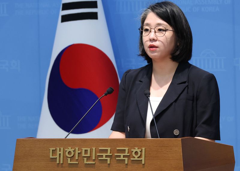 용혜인 성평등가족부 장관 후보자가 13일 국회 소통관에서 후보직 자진 사퇴 기자회견을 하고 있다. 연합뉴스