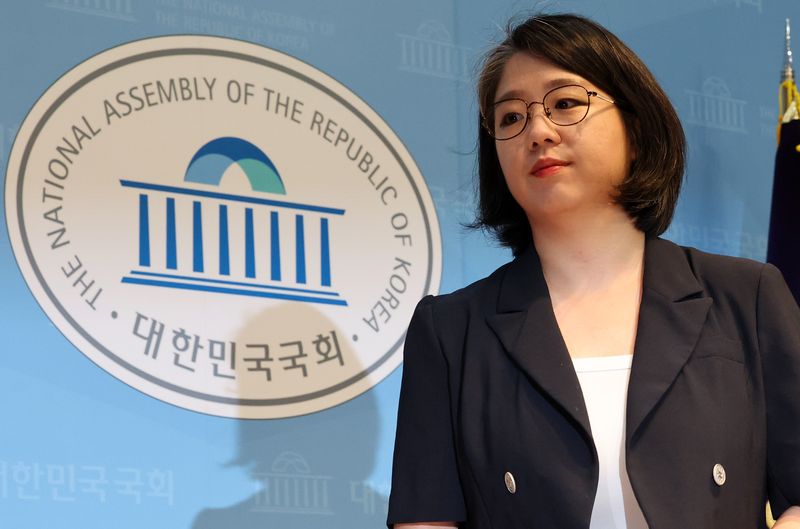 용혜인 성평등가족부 장관 후보자가 13일 서울 여의도 국회 소통관에서 사퇴 발표 기자회견을 마치고 이동하고 있다. 뉴스1
