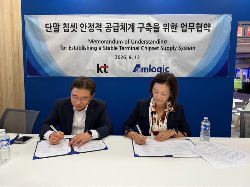 김재남 KT SCM실 AX·IT구매담당 상무(왼쪽)와 이핑 종 앰로직 미국 법인 최고경영자(CEO) 사장이 미디어 단말용 핵심 칩셋의 안정적인 공급망 구축을 위한 업무협약(MOU)을 체결하고 있다. KT 제공