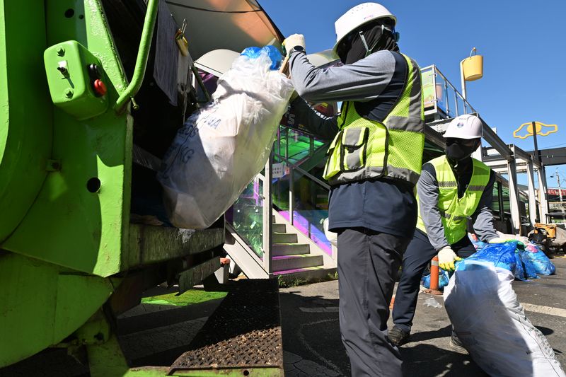 [광주=뉴시스] 이영주 기자 = 추석 연휴를 보내고 일상이 시작된 19일 오전 광주 서구 양동시장에서 광주서구시설관리공단 청소요원들이 종량제 봉투에 담긴 쓰레기를 수거하고 있다. 2024.09.19. leeyj2578@newsis.com