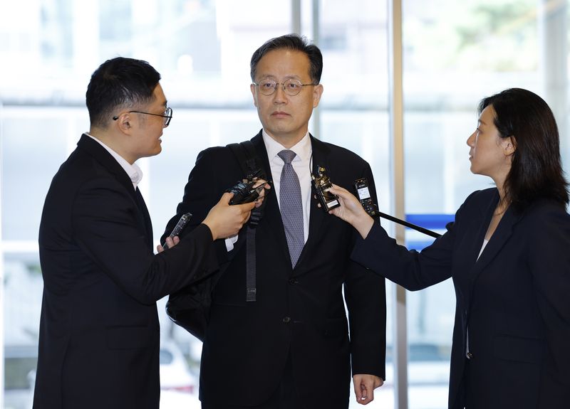 이형일 부총리 겸 재정경제부 장관 후보자가 3일 서울 중구 예금보험공사 본사에 마련된 인사청문 준비 사무실로 첫 출근하며 기자들의 질문에 답하고 있다. 뉴시스