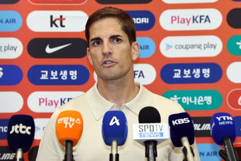 로베르토 모레노 대한민국 남자 축구 대표팀 임시 감독이 13일 인천국제공항 1터미널을 통해 입국 후 취재진과 인터뷰를 하고 있다. 2026.9.13 ⓒ 뉴스1 최지환 기자