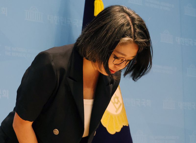 용혜인 성평등가족부 장관 후보자가 13일 서울 여의도 국회 소통관에서 사퇴 발표 기자회견을 마치고 고개 숙여 인사를 하고 있다. 뉴스1