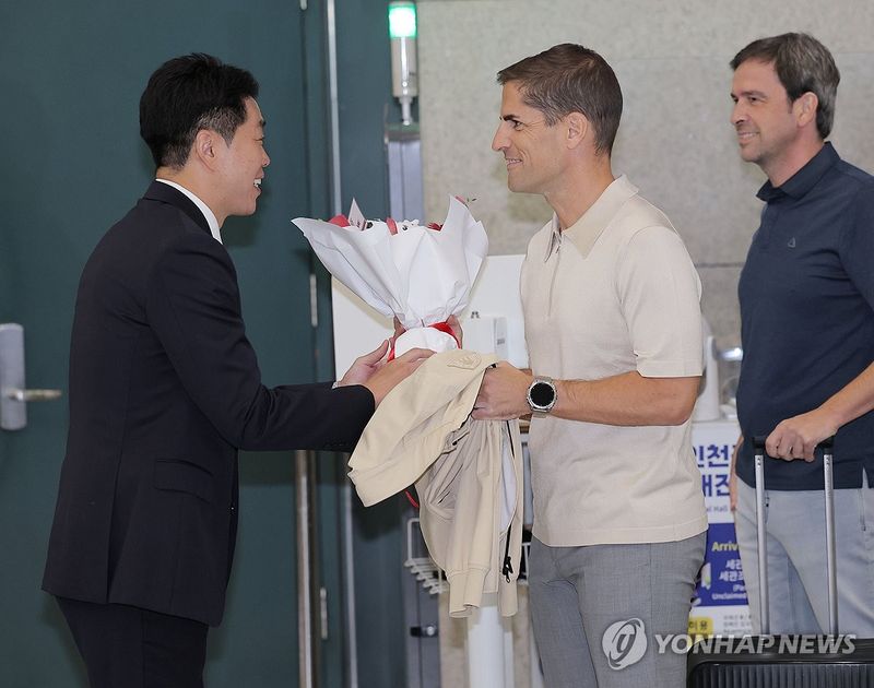 입국한 축구 대표팀 모레노 임시 감독 (출처=연합뉴스)