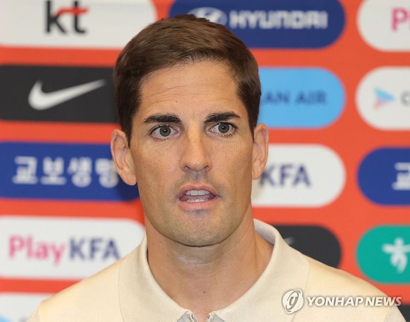취재진 질문에 답하는 모레노 감독 (출처=연합뉴스)