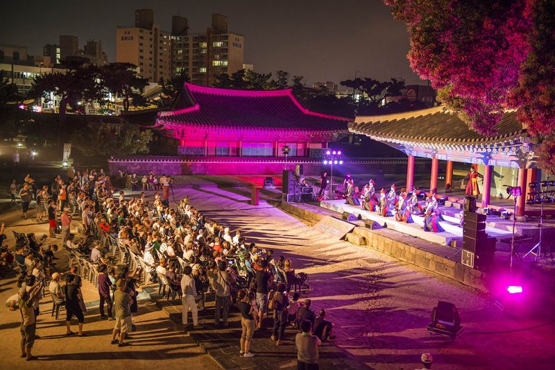 제주목 관아와 원도심. 제주연구원의 미래전환 전략과제에는 교통정책 재설계와 15분도시 시범사업 효과 분석, 제주시 원도심 문화생태계 조성 등 도민 생활과 밀접한 도시정책 연구가 포함됐다. 사진=제주특별자치도 제공