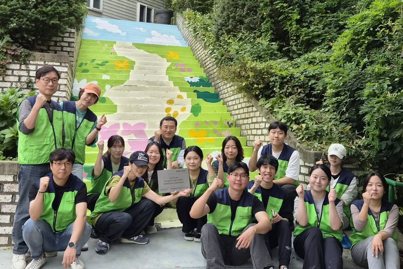 코리아에셋투자증권 임직원은 지난 12일 경기 의정부시 소재 아동복지시설 '이삭의집' 아이들과 희망의 계단 벽화 나눔활동을 진행했다. 코리아에셋증권 제공.