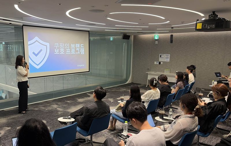 지난 10일 국내 화장품 기업의 지식재산권 보호를 위한 '브랜드 보호 세미나'에서 조희경 쿠팡 IP법무팀 이사가 쿠팡의 브랜드 보호 프로그램을 설명하고 있다. 쿠팡 제공