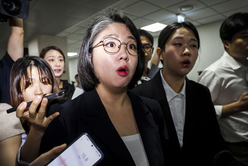 [서울=뉴시스] 정병혁 기자 = 용혜인 성평등가족부 장관 후보자가 13일 서울 여의도 국회 소통관에서 장관 후보직 사퇴 기자회견을 마친 뒤 이동하며 취재진 질문을 듣고 있다. 2026.09.13. jhope@newsis.com