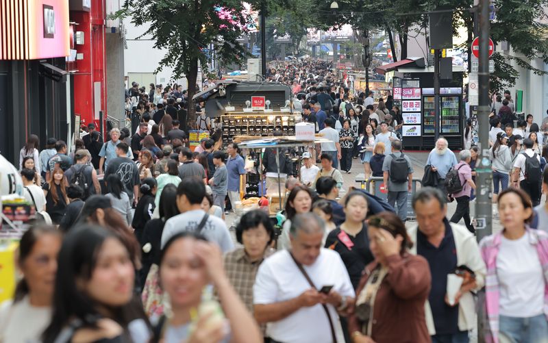 서울 명동 거리가 관광객 및 시민들로 붐비고 있다. 사진=연합뉴스