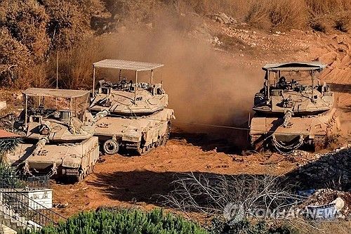 레바논 남부로 진입하는 이스라엘군 전차.연합뉴스