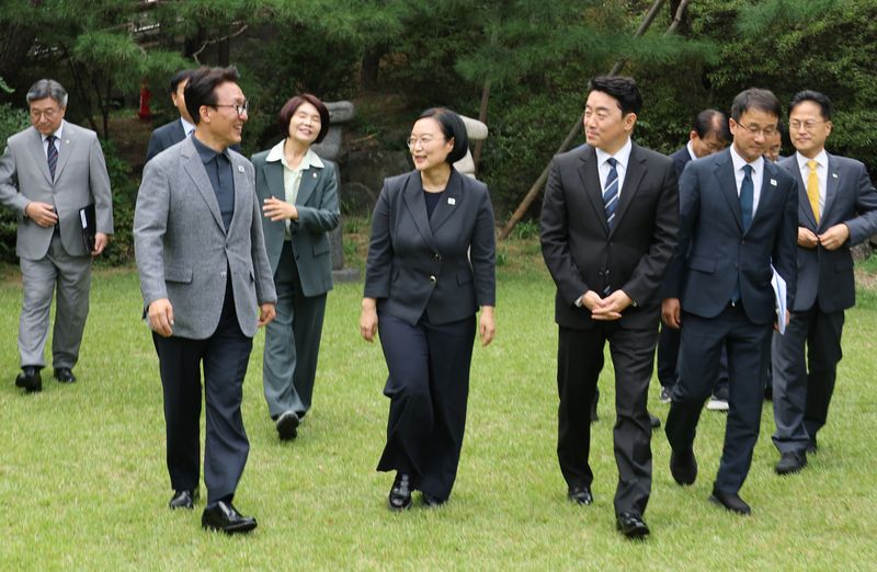 한성숙 국무총리가 13일 서울 종로구 삼청동 국무총리 서울공관에서 열린 고위당정협의회에서 더불어민주당 김민석 대표, 강훈식 대통령비서실장 등 참석자들과 기념촬영을 마친 뒤 회의장으로 향하고 있다. 연합뉴스