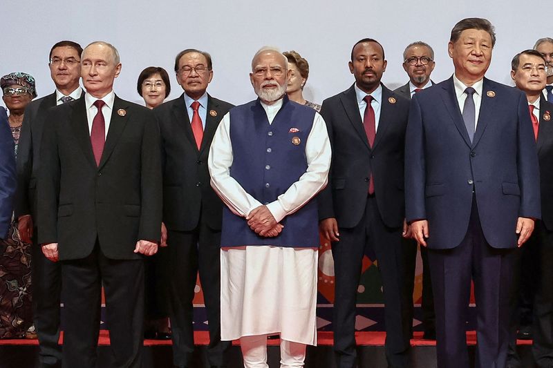 인도 뉴델리 브릭스(BRICS) 정상회의 이틀째인 지난 13일(현지시간) 참석한 각국 지도자들이 단체 사진을 촬영하고 있다.AFP연합뉴스